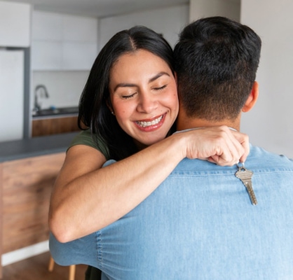 Pareja disfrutando de su nuevo hogar.