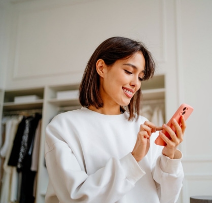 Chica revisando el depósito de su nómina en su app móvil.