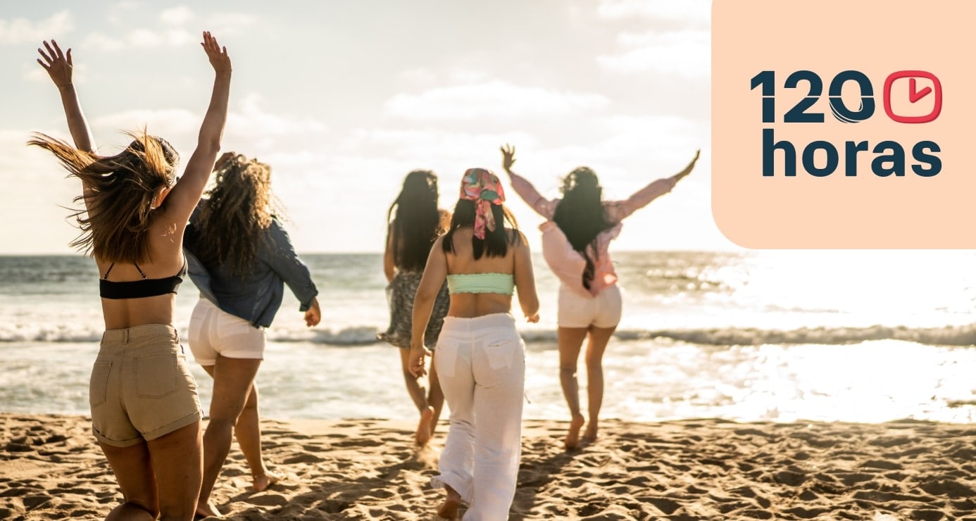 Grupo de mujeres caminando de espaldas por la playa hacia el mar al atardecer, con el logo de 120 horas visible en la imagen.
