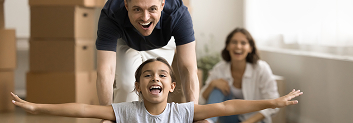 Familia jugando en mudanza.