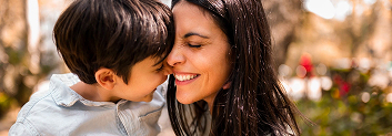 Mamá e hijo abrazados.