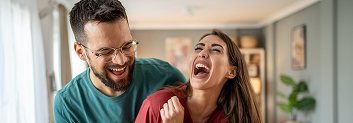 Pareja sonriendo.