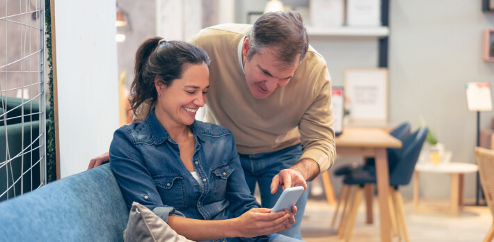 Una pareja revisando la App Banamex desde su casa.