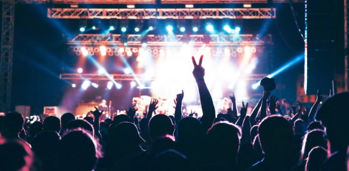 Un grupo de personas disfrutando de un concierto.